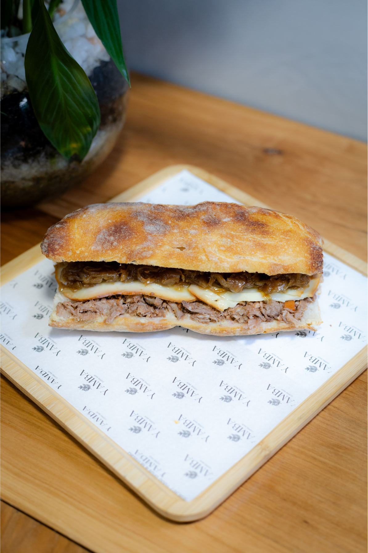 Sandwich Mechada Cebolla Caramelizada