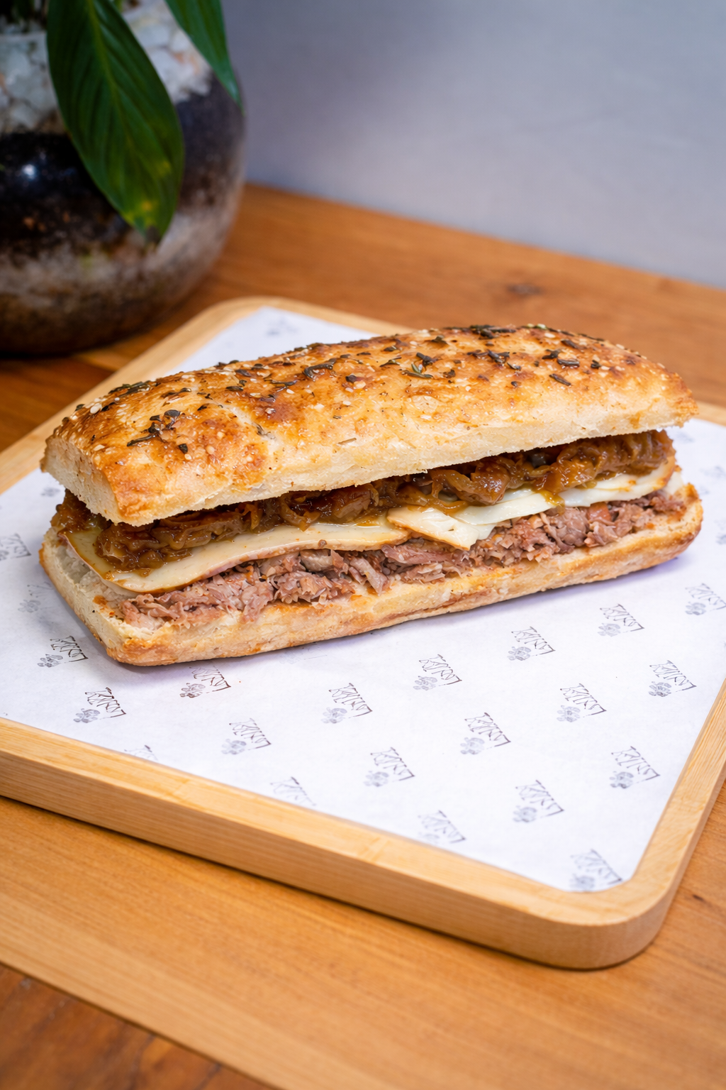 Sandwich Mechada Cebolla Caramelizada